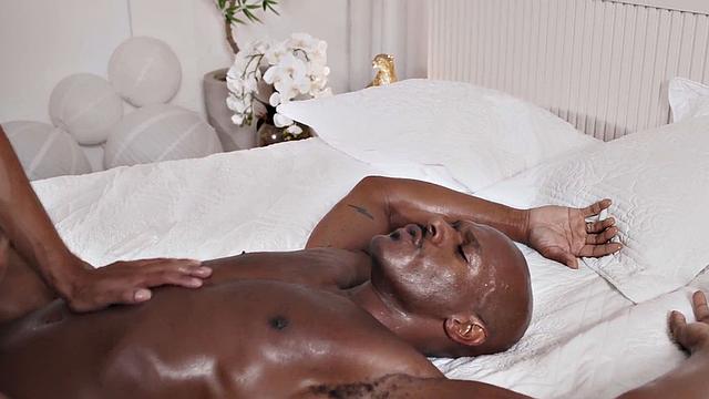 BBC oiled hunks enjoy WAM anal sex in amateur barebacking