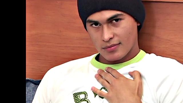 Альфредо яростно дрочит и заливает себя густой спермой