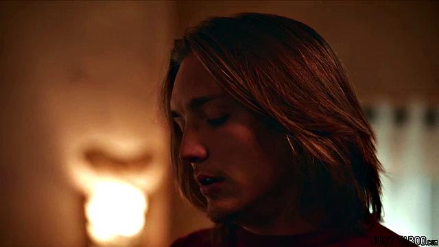 Лекси Лор впервые пробует двойное проникновение с двумя друзьями.