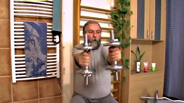 стройная грудистая взрослая трахается со старшим мужчиной в спортзале