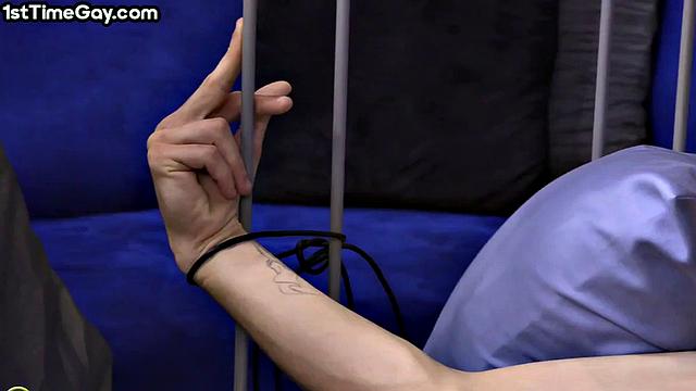 Два парня: худой любовник сосёт член своему парню на камеру.