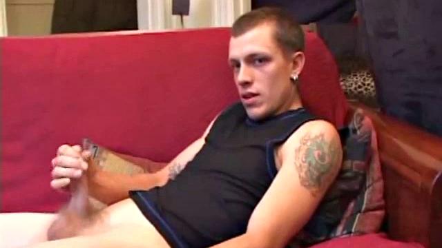 Шейн дрочит свой стояк до мощного оргазма под горячее порно