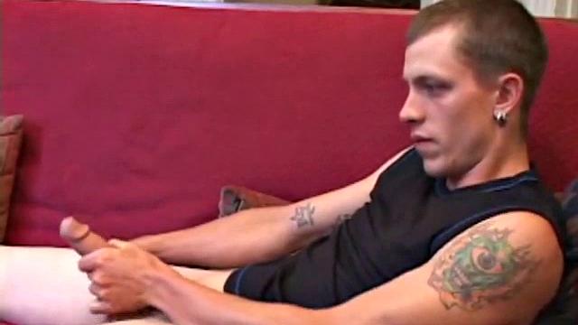 Шейн дрочит свой стояк до мощного оргазма под горячее порно