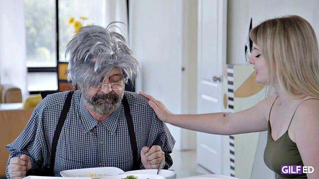 Syren De Mer говорит - старость не помеха, если молодой член под рукой, а шутки про печеньки заканчиваются глубоким горлом.