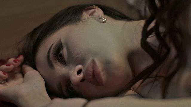 две вампирши и горничная устраивают лесбийское трио