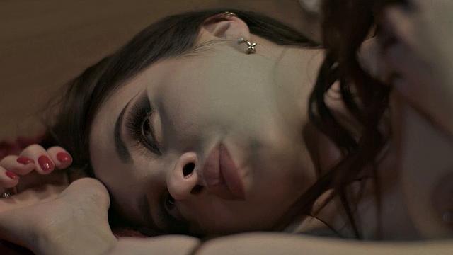 две вампирши и горничная устраивают лесбийское трио