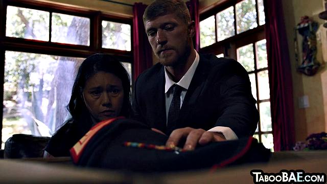 Любовник выебал извращённую мадам, пока муж смотрит сериалы на кухне.