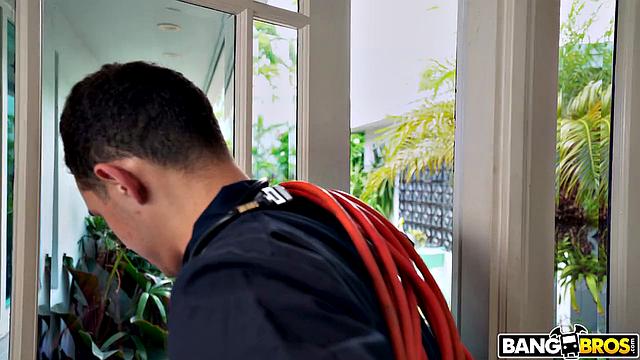 Ариетта Адамс мастурбирует и соблазняет парня под видом мастера кабельного, заканчивает сквиртом на лицо и страстным сексом на полу с щедрой порцией спермы от соседа.