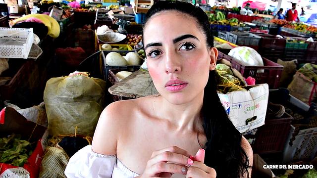 Колумбийская красотка Karol Higuita получает сперму на грудь после горячего траха на рынке.