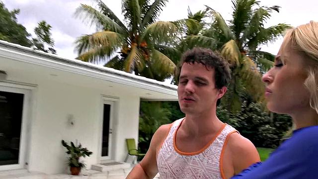 Голди Глутс давится по полной, ловит сливки на лицо и сует ноги в дело