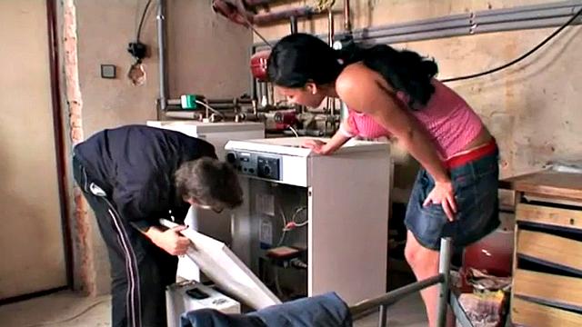 Teen fucks old gray-haired repair man