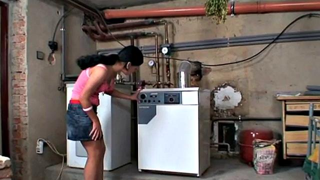 Teen fucks old gray-haired repair man