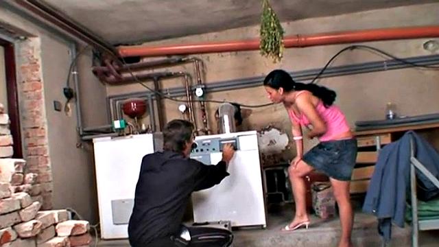 Teen fucks old gray-haired repair man