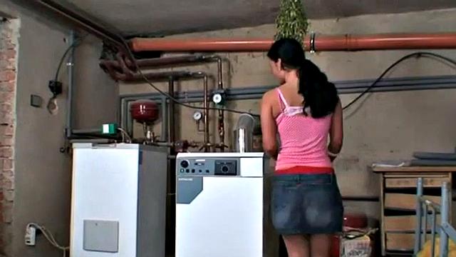 Teen fucks old gray-haired repair man