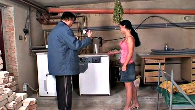 Teen fucks old gray-haired repair man