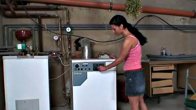 Teen fucks old gray-haired repair man