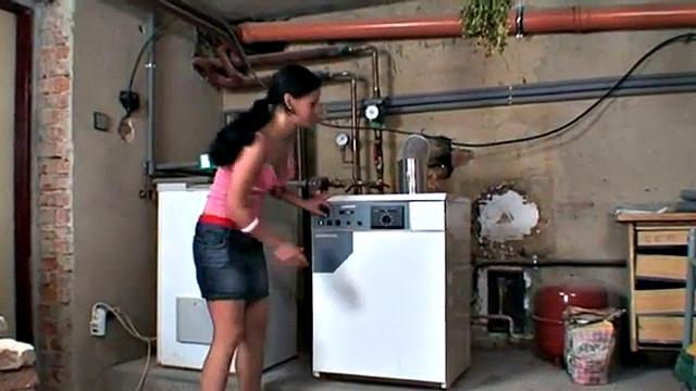 Teen fucks old gray-haired repair man