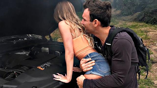 Сидни остаётся без машины, но получает жирный член от мимо проходившего туриста