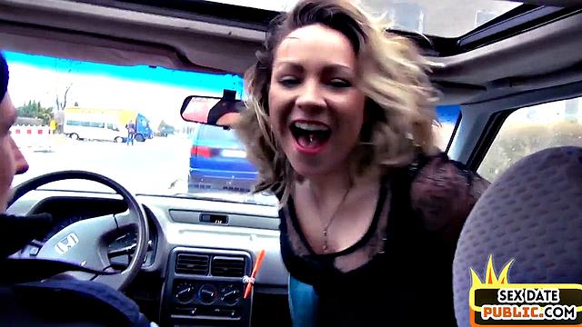 Два жеребца в машине не дают ей передохнуть