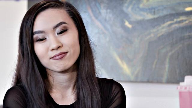 азиатка в колготках трахается с врачом в кабинете