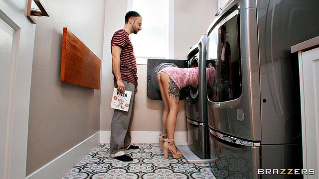 Pizza Guy Tipped With Stuck Ass