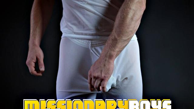 Старейшина Авалон кается между двумя возбуждёнными мужиками