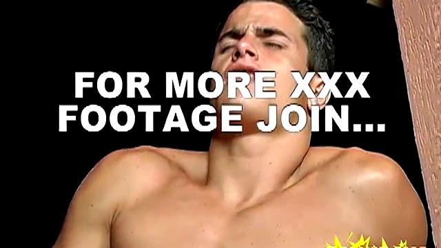 смотри, как этот латинский красавец дрочит свой большой член на улице