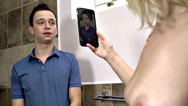 Сексуальная старушка в бикини жадно сосёт киску и получает сперму на лицо