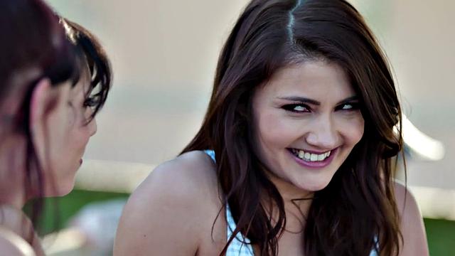 три девчонки у бассейна: все для анала, купальники тут не в моде