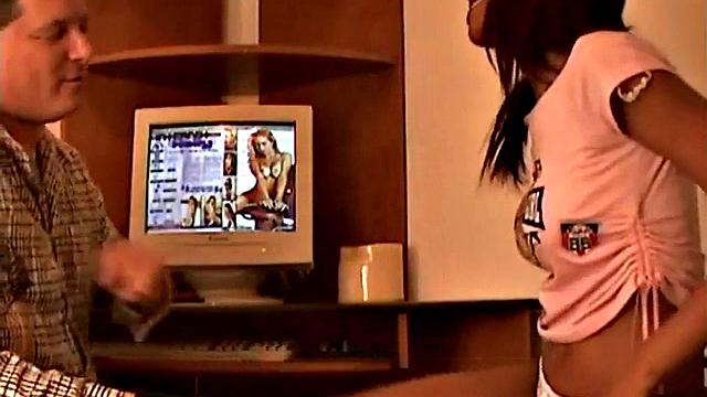 Стройная чернокожая отсасывает член в офисе зрелого мужчины в pov формате.