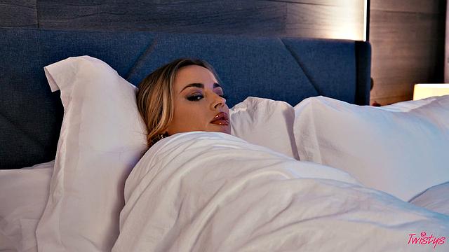 Две стюардессы и один вибратор на двоих