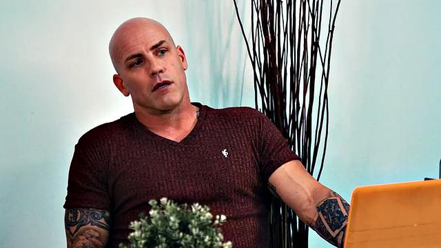 Скользкая МИЛФка прыгает на член парня как на батуте