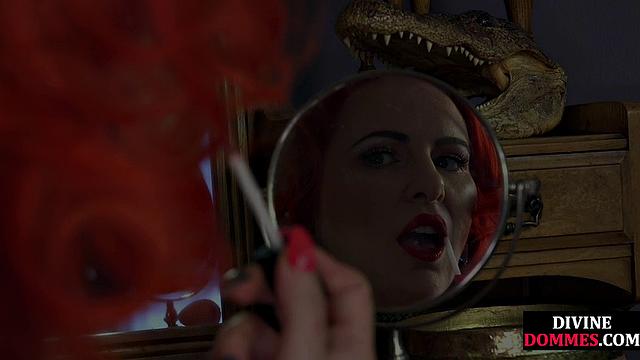 Сочная дама в чулках заставляет лизать ноги и унижает словами.