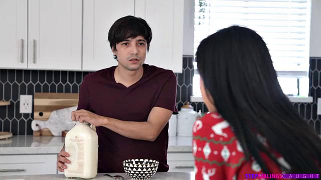 брюнетка с гладкой киской выбирает настоящий член сводного брата