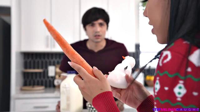 брюнетка с гладкой киской выбирает настоящий член сводного брата