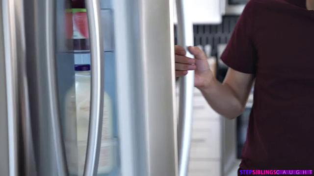 брюнетка с гладкой киской выбирает настоящий член сводного брата