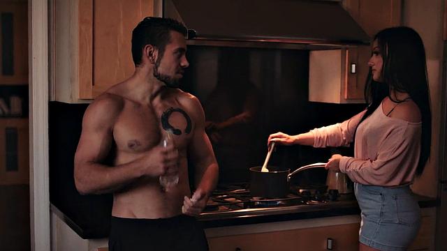 стервозная падчерица в каблуках орет от жесткой ебли и спермы на татуированной письке