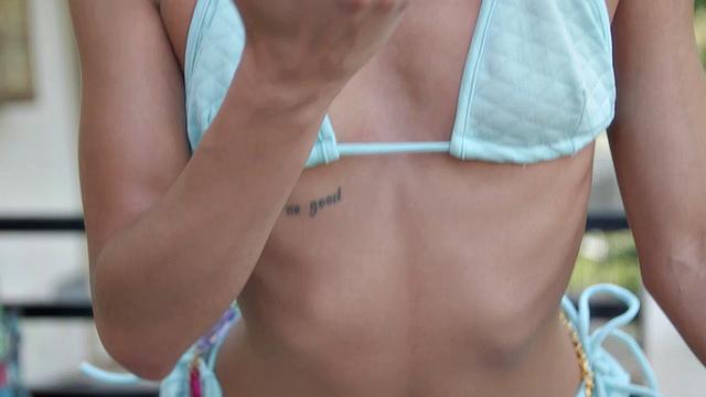 Алексис Тэй доводит себя до экстаза с пробкой в попке