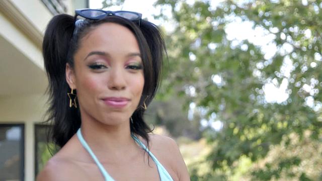 Алексис Тэй доводит себя до экстаза с пробкой в попке