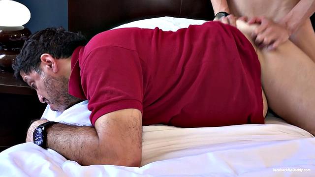 Два парня отдаются страсти на диване, нежные поцелуи и глубокий секс в попку.