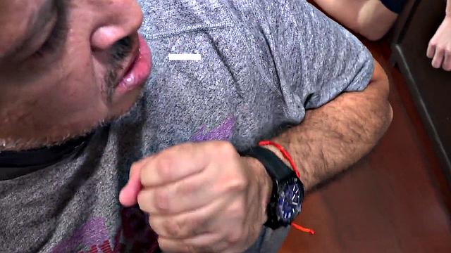 бородатый дилф в раздевалке - тройничок с приколами и без фальши