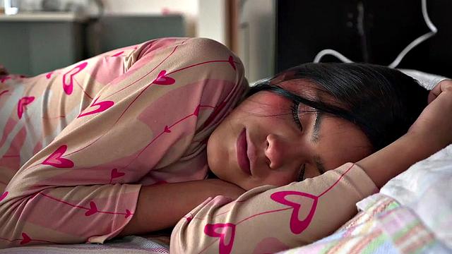 Gorgeous teen Mia fingering and toying