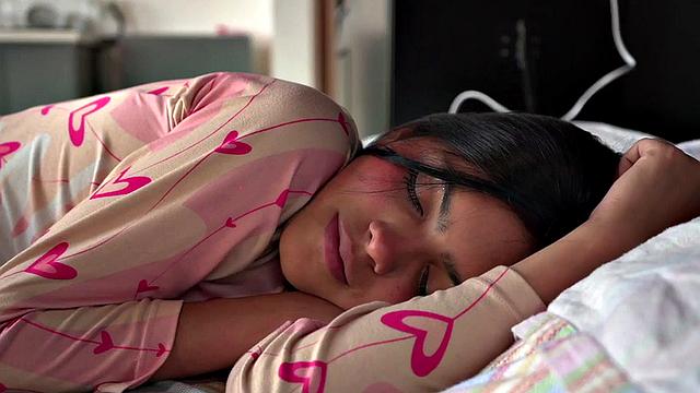 Gorgeous teen Mia fingering and toying