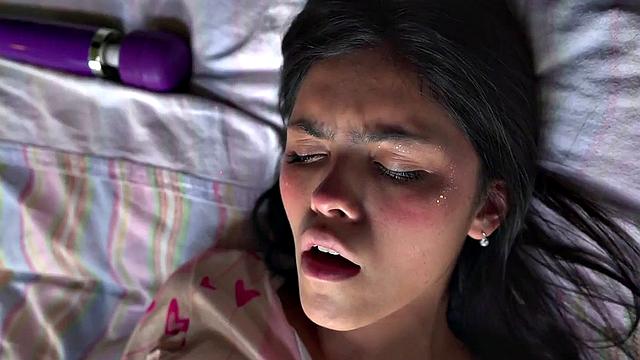 Gorgeous teen Mia fingering and toying