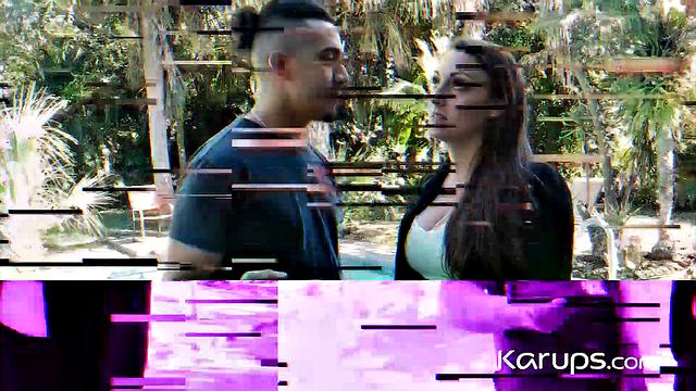 Зрелая Melanie Hicks страстно трахается с мужиком на диване.