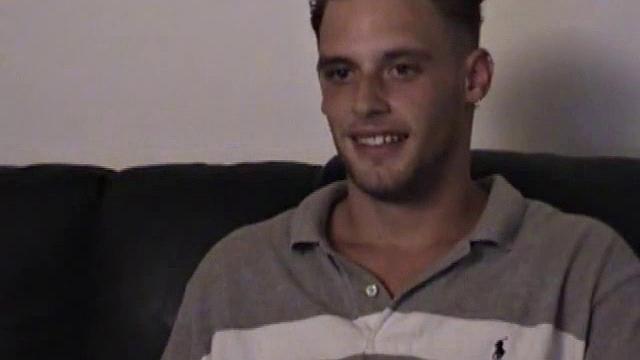 парень дрочит и мощно кончает на камеру