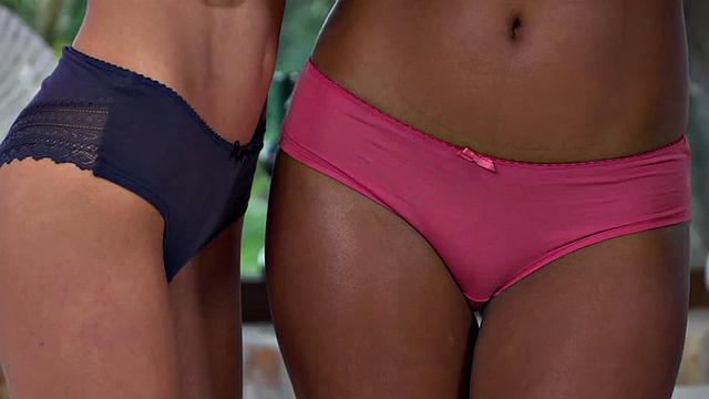 Tiny lesbian toying ebony babe