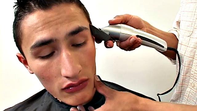 парикмахер вдруг стал минетчиком - латиносы пересели на кровать