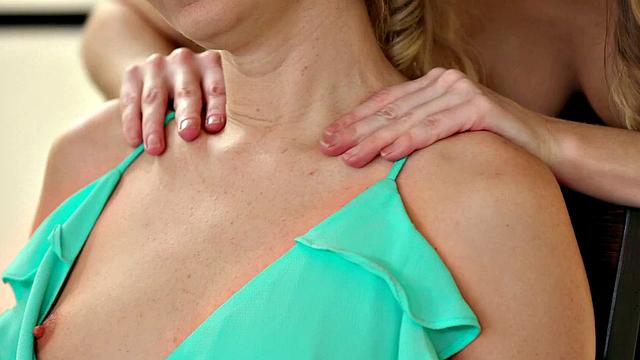 зрелая Aaliyah Love кайфует от горячего лесби-массажа с соблазнительной падчерицей