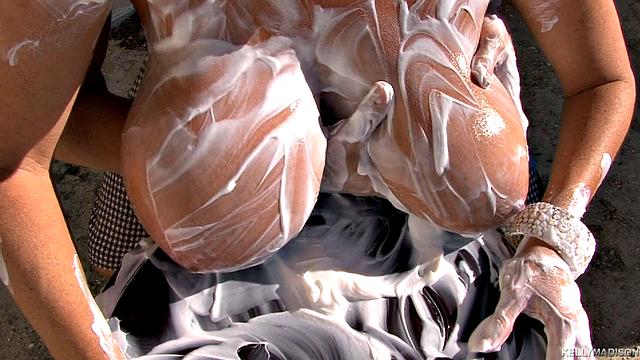 зрелая с огромной грудью катается на велосипеде с голым торсом и дрочит на улице